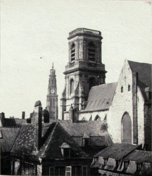 Arras. L'église Saint-Nicolas-sur-les-Fossés vue des toits de la rue du Saumon.