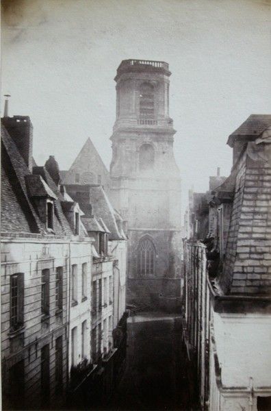 Arras. Le clocher de l'église Saint-Nicolas-sur-les Fossés vu de la rue de la Housse