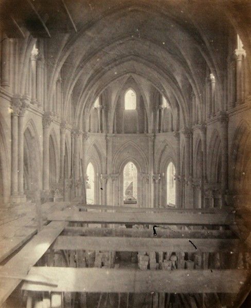 Arras. L'intérieur de l'église Saint-Géry en construction