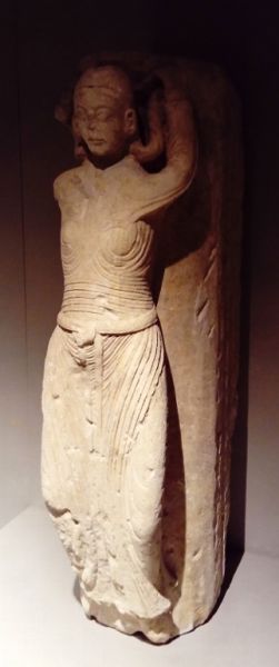 Statue colonne, Salomé ; Danseuse évoquant un des mois du printemps