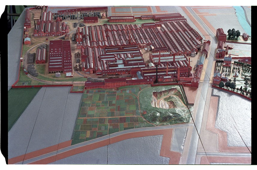 Inv. n°1999-06-082. Détail - Panorama de l'usine vue du nord. Image extraite du CD n°017, numérisée d'après le négatif argentique exécuté par Bruno Arrigoni le 28 novembre 2001 (réf. Godin film MG n°25, vue n°22).
