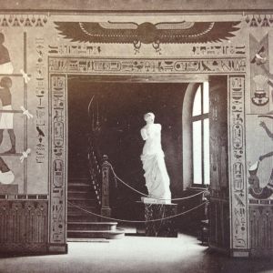 Intérieur du musée de Péronne, salle d'égyptologie (détail représentant le moulage de la Vénus de Milo) ; © SOUILLARD Edouard (photographe)